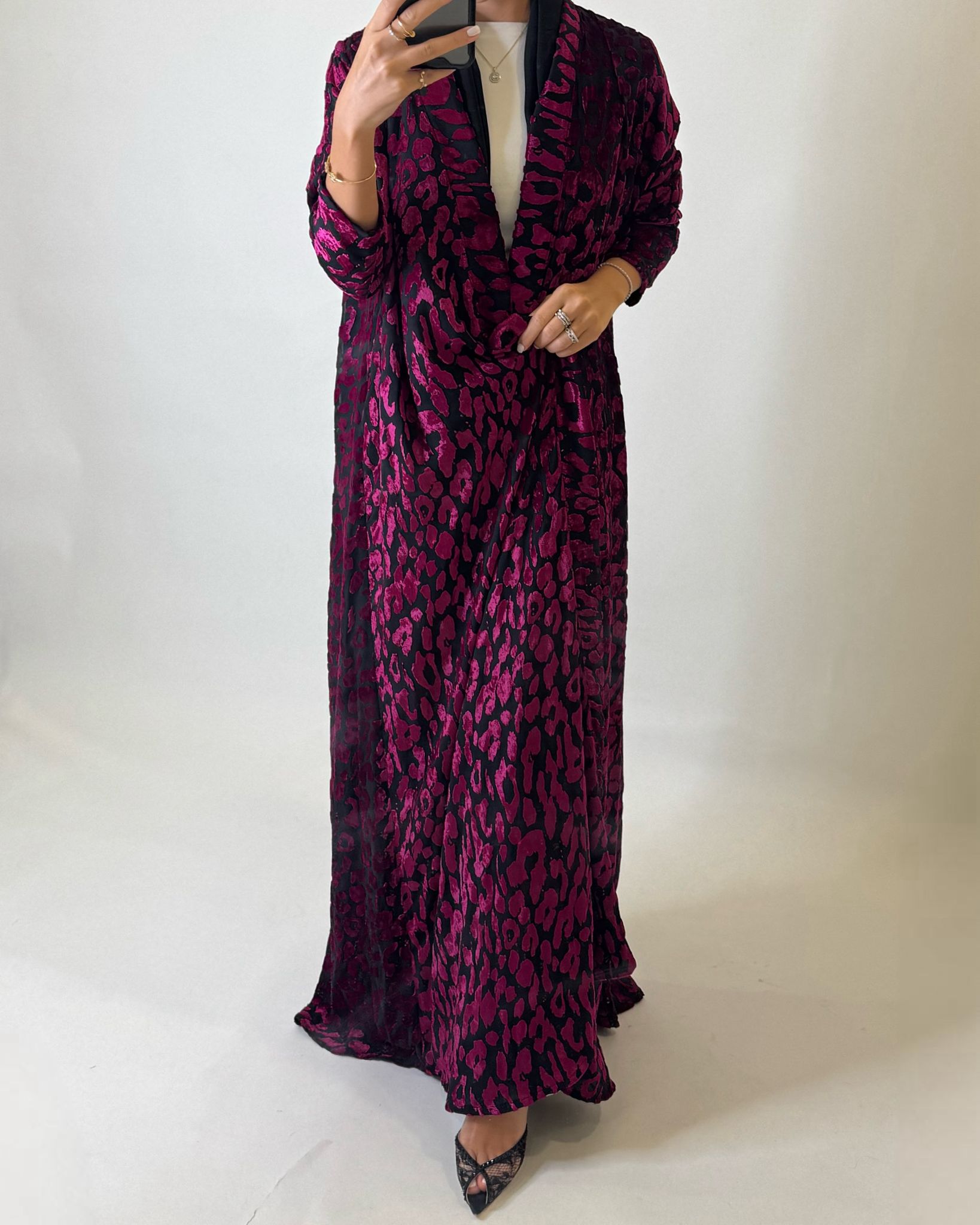 A485 - Black & Pink Leopard Pattern Velvet Abaya