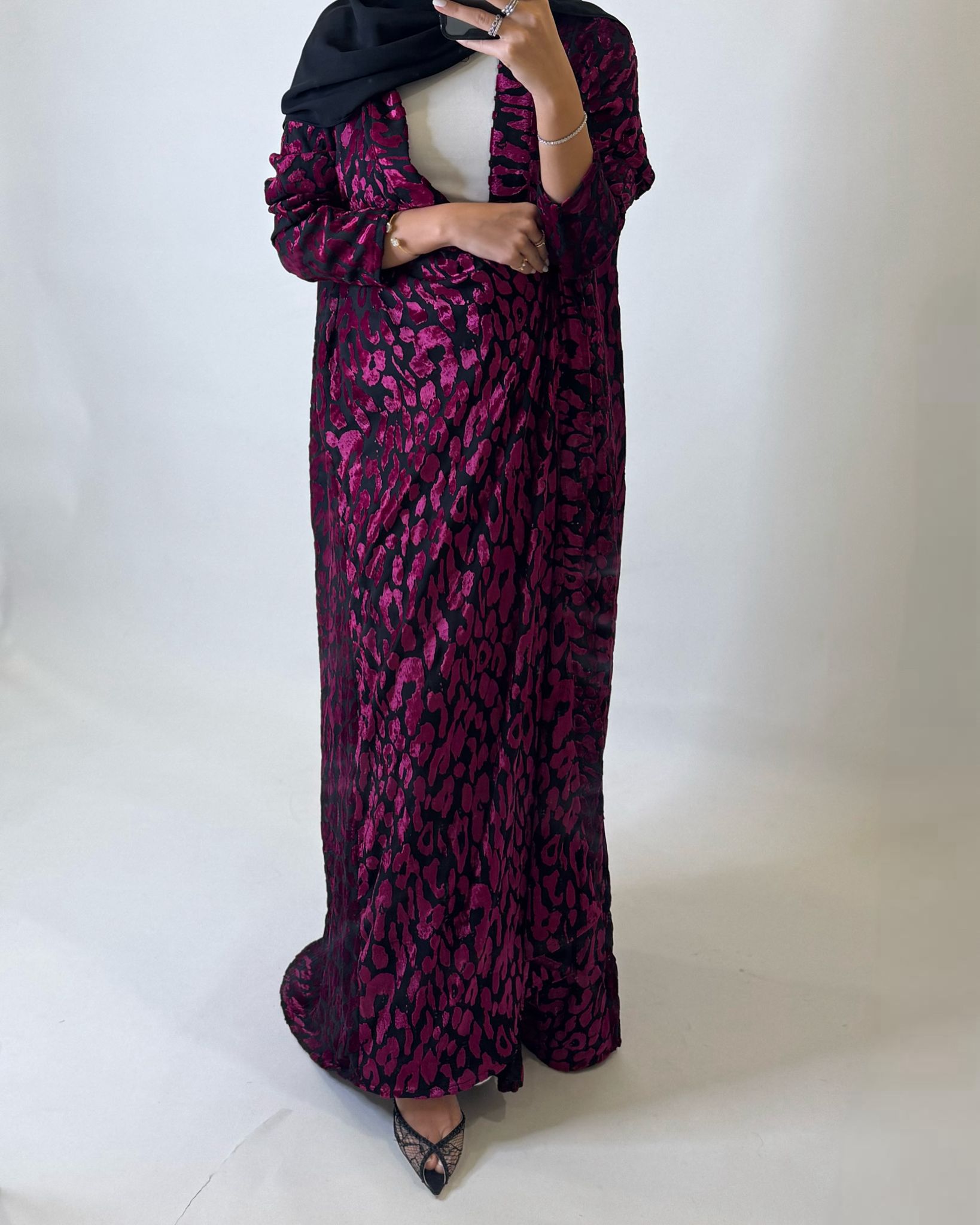 A485 - Black & Pink Leopard Pattern Velvet Abaya